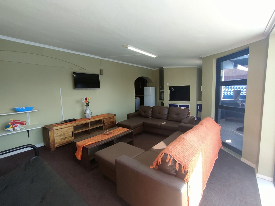 8 Bedroom Property for Sale in Wavecrest Eastern Cape